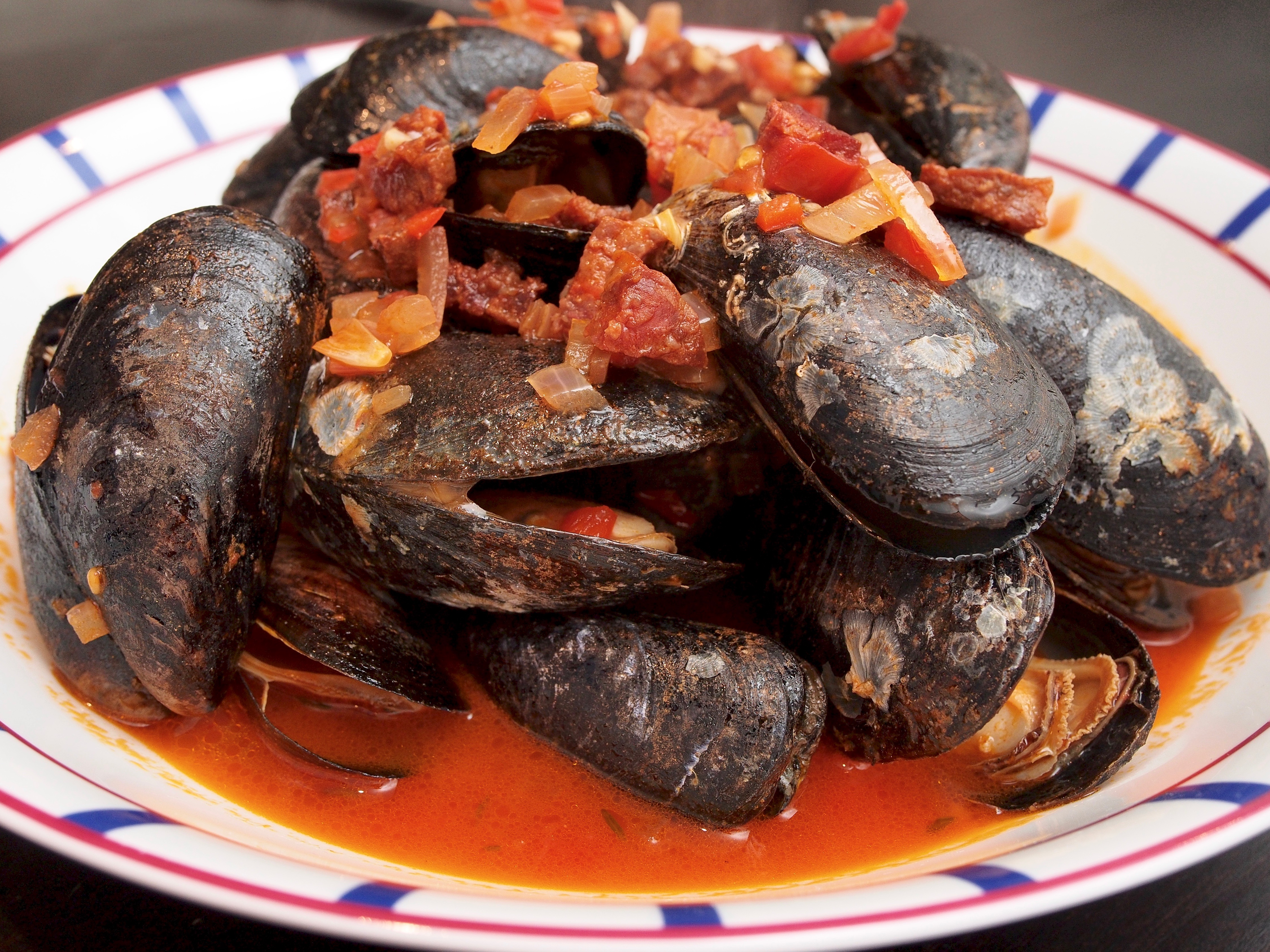 Mussels with chorizo &amp; spiced fries 1