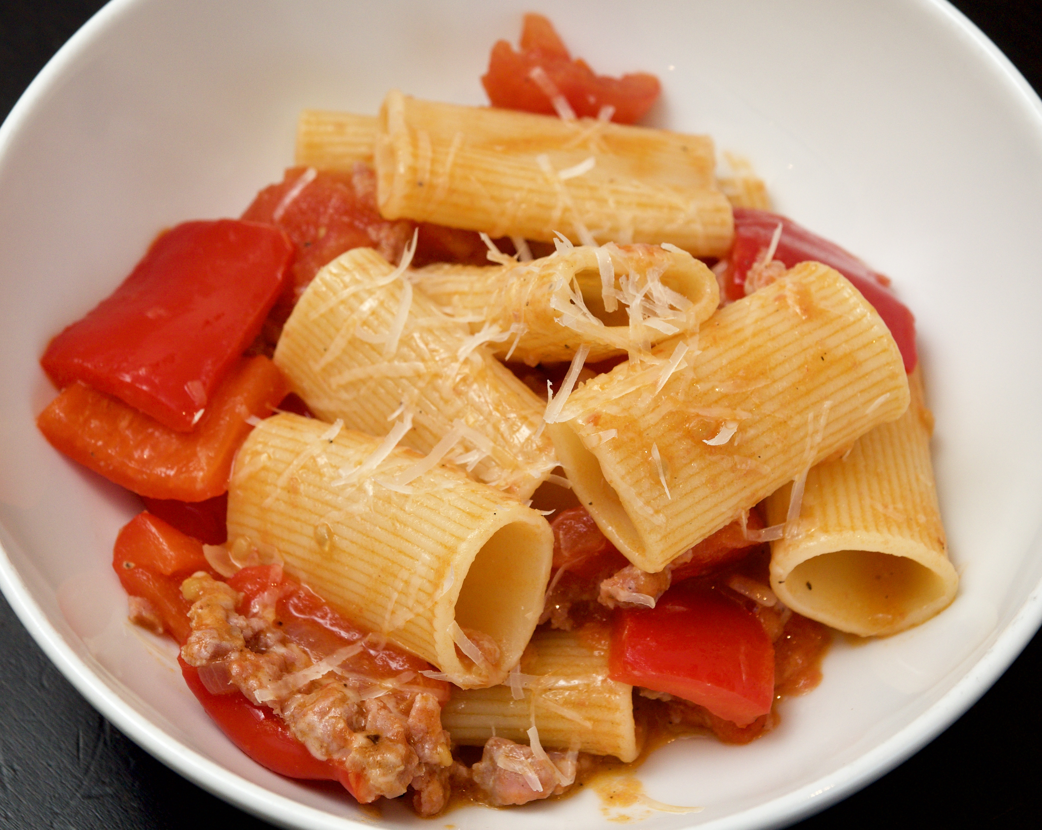 Pasta with red peppers and sausages