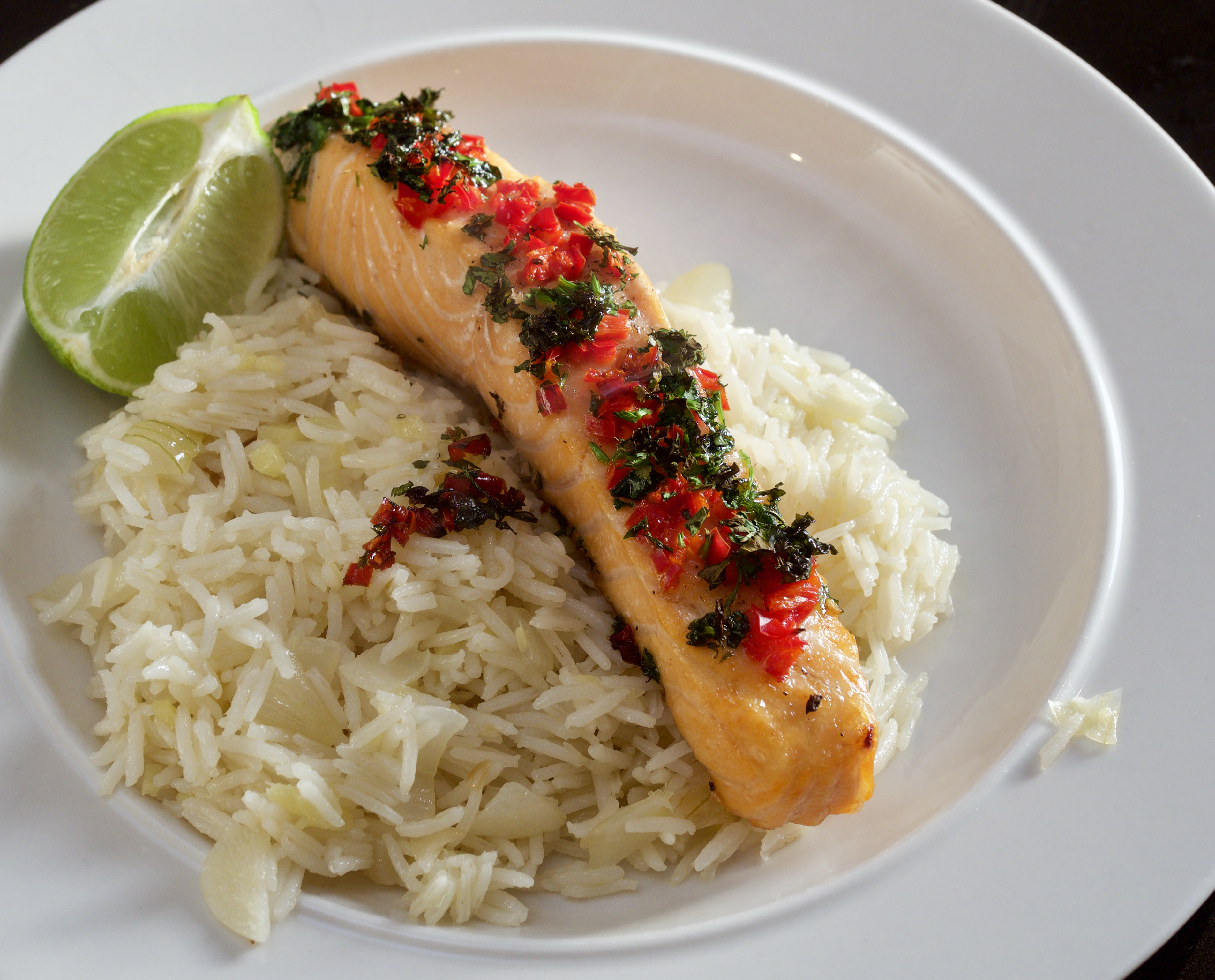 Grilled chilli &amp; coriander salmon w. ginger rice