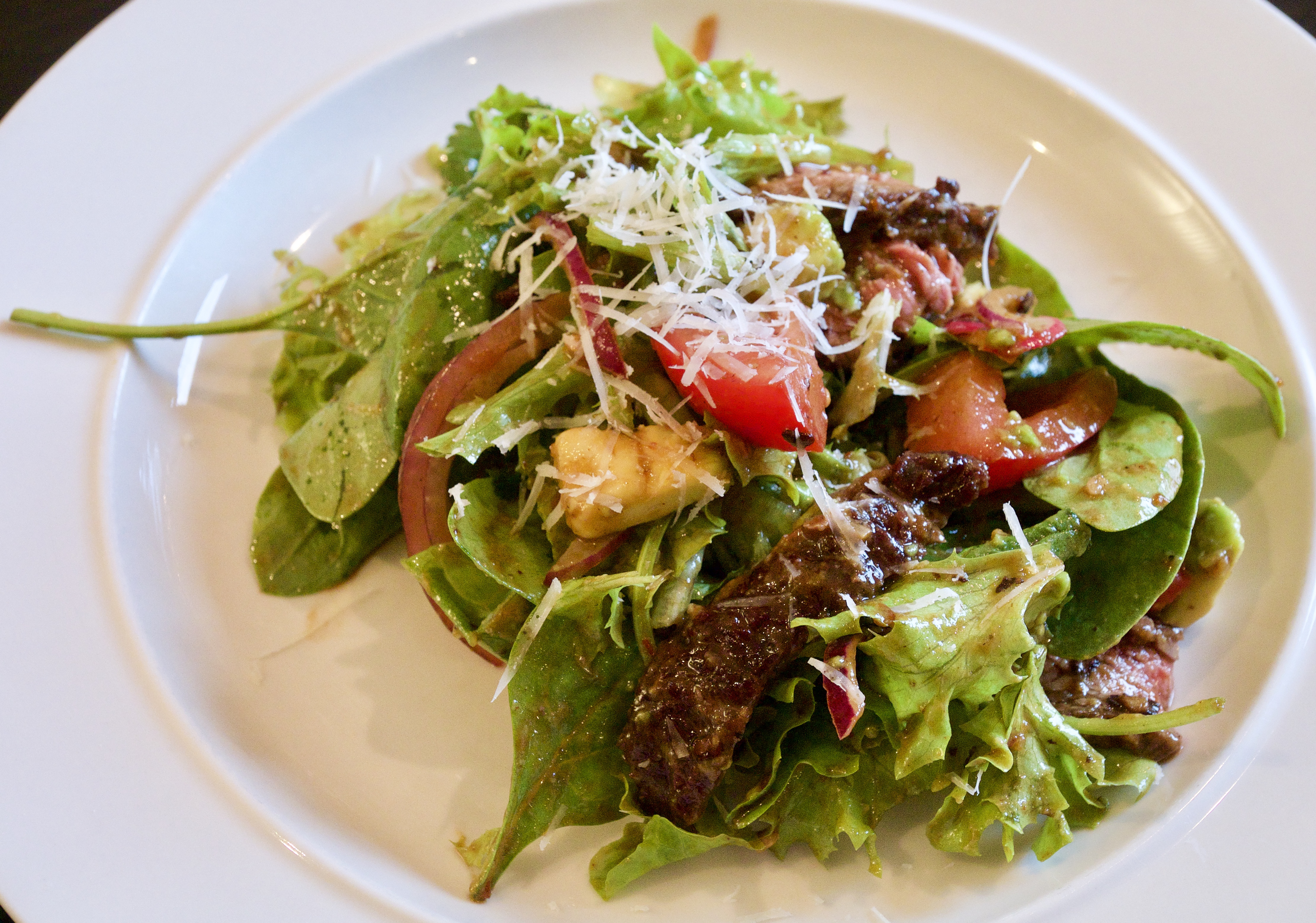 Skirt steak salad w. tomatoes &amp; chipotle