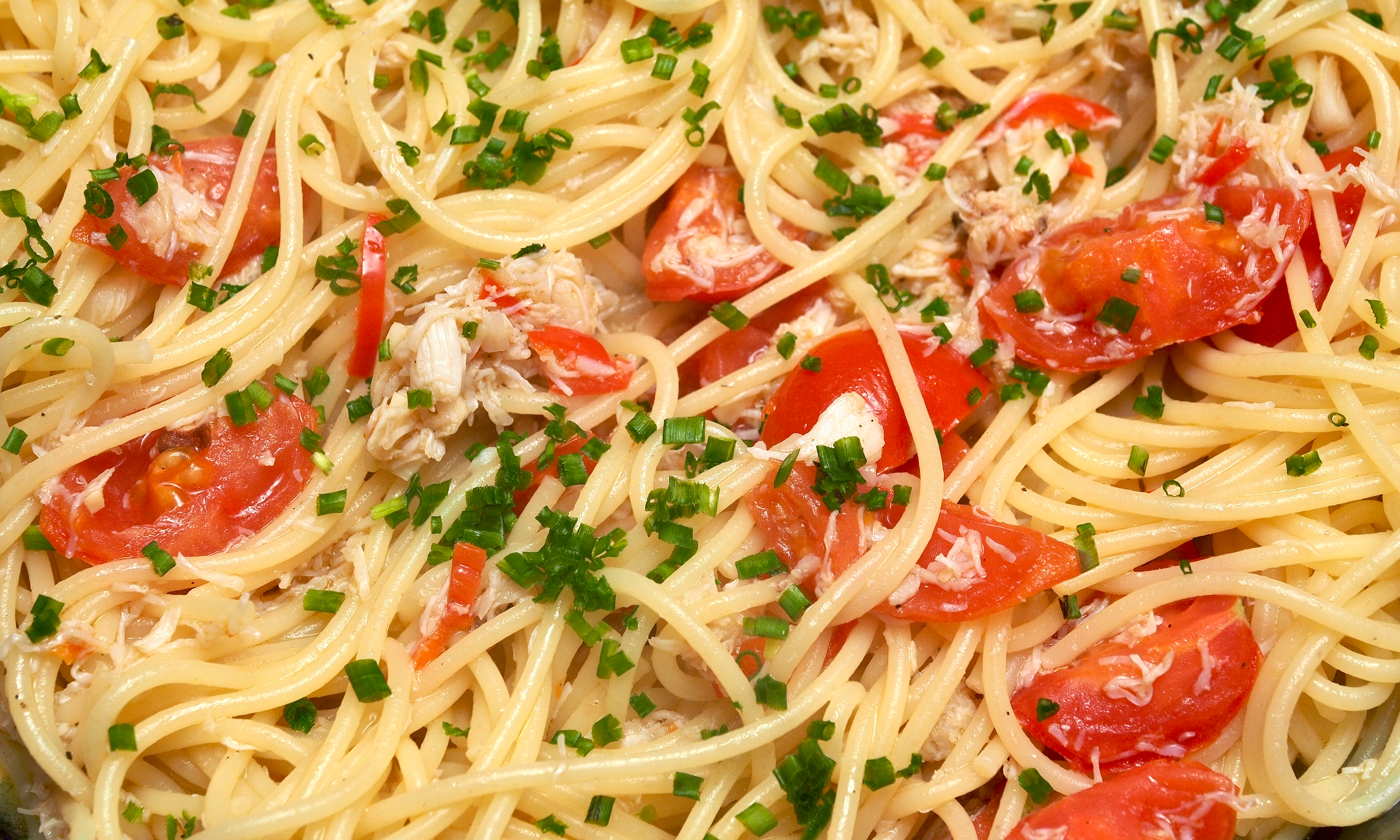 Spaghetti with crab, cherry tomatoes &amp; fresh chillies