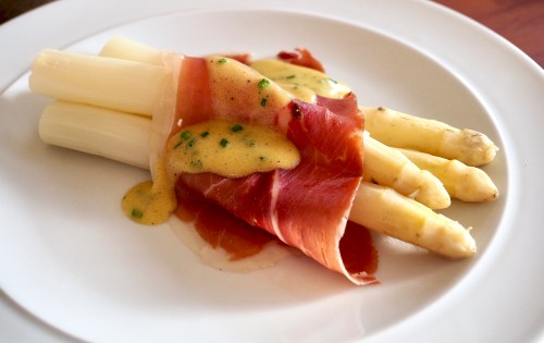 White aspargus with serrano ham and chive dressing