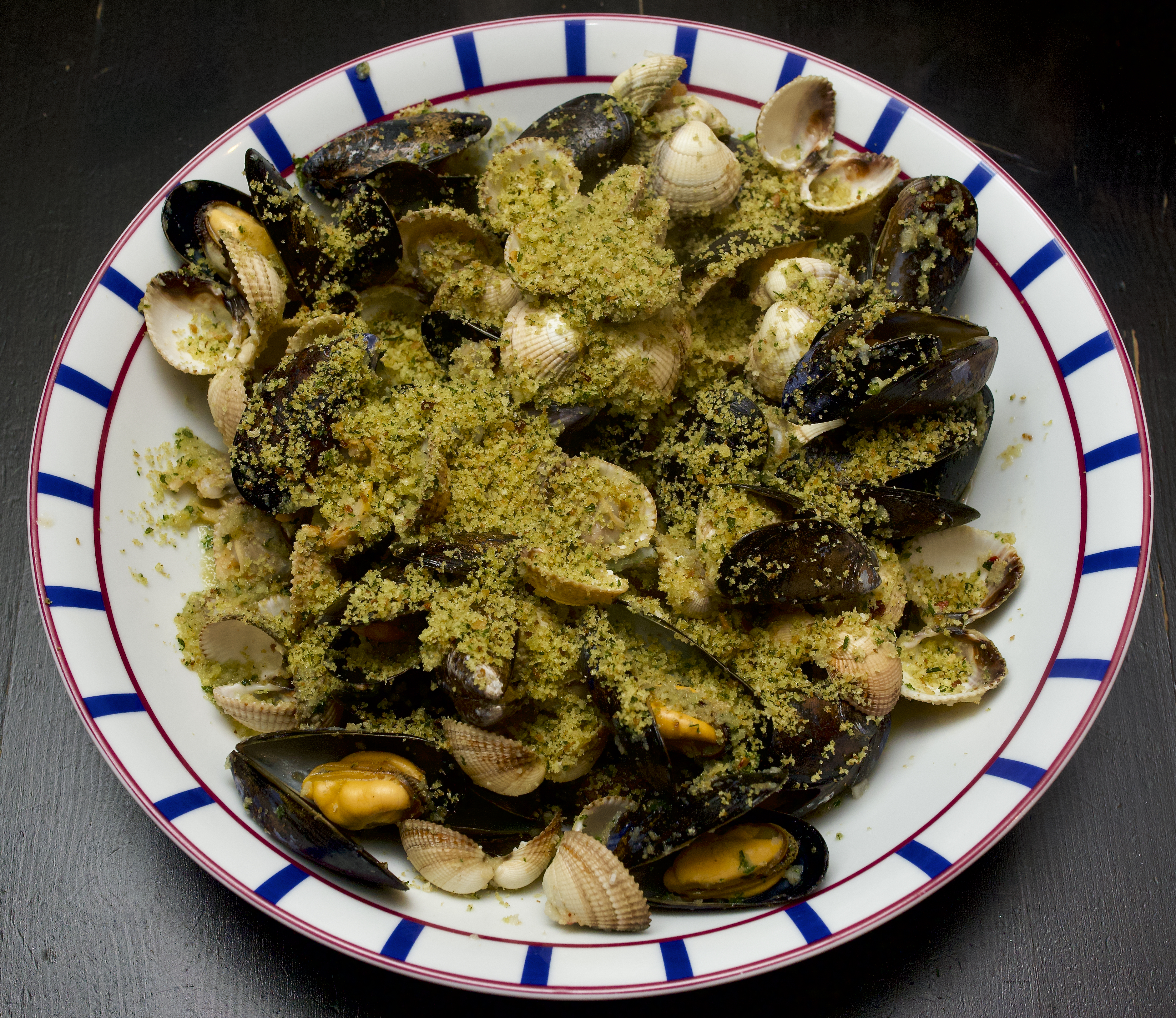 Mussels &amp; cockles with garlic breadcrumbs