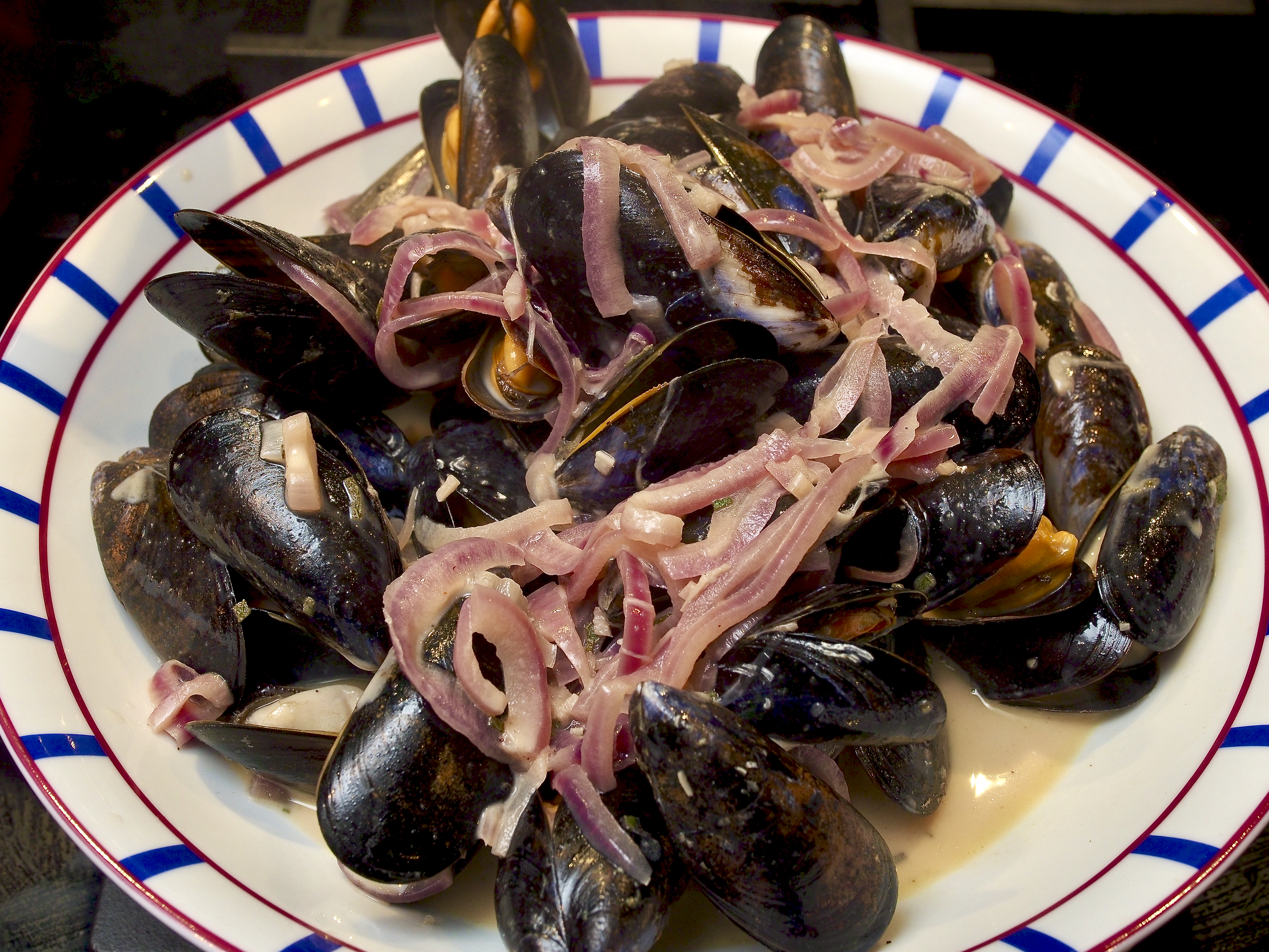 Mussels with red onions, cider and creme fraiche